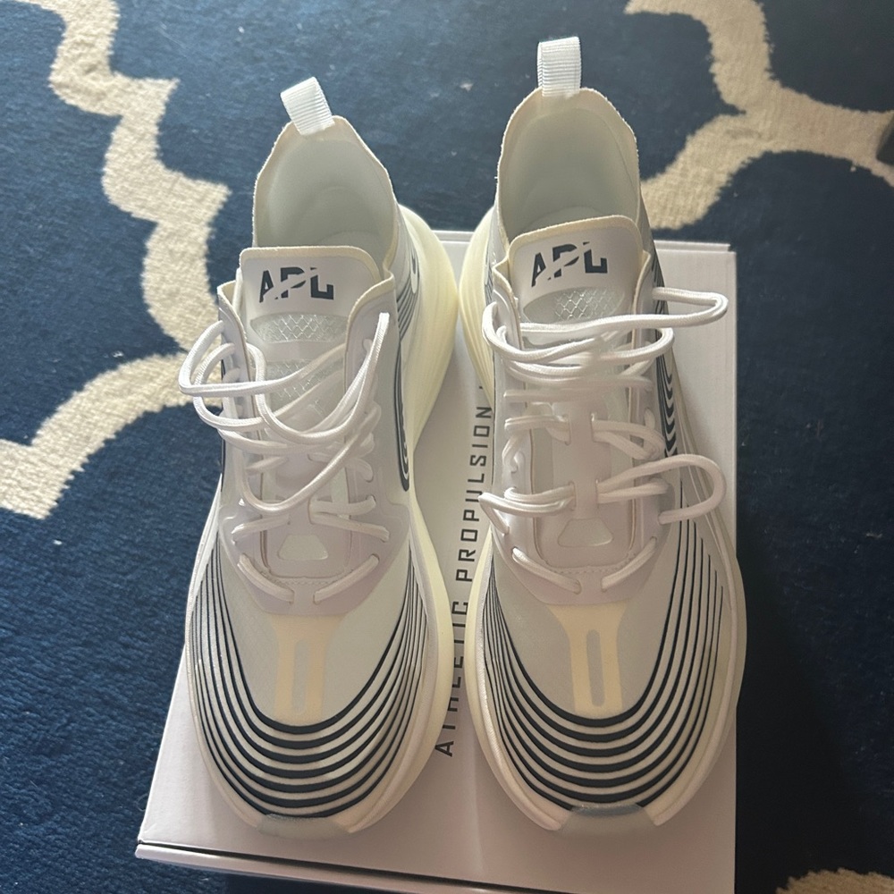 BRAND NEW APL Streamline women size 8 shoes
